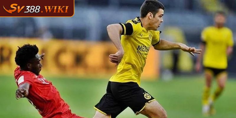 Hậu Vệ Là Gì Và Vai Trò Nhiệm Vụ Của Vị Trí Hậu Vệ 2 Hậu vệ biên máy chạy dọc đường biên